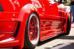 Voiture sport rouge vue arrière de la roue