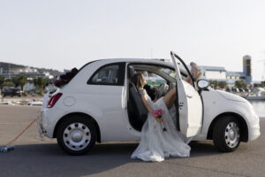 Couple juste marié à l'intérieur d'une voiture VTC à Nice