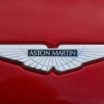 Logo Aston Martin en gros plan