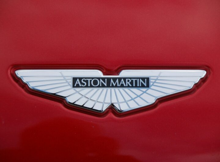Logo Aston Martin en gros plan