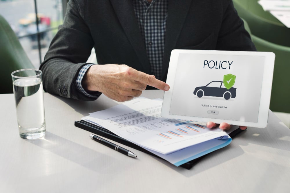 Un expert présentant une "assurance responsabilité civile circulation" sur une tablette, symbolisant la protection globale pour les conducteurs et les véhicules