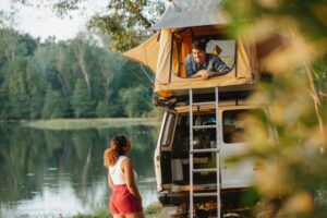 Évasion en couple sans se ruiner avec une tente de toit de voiture