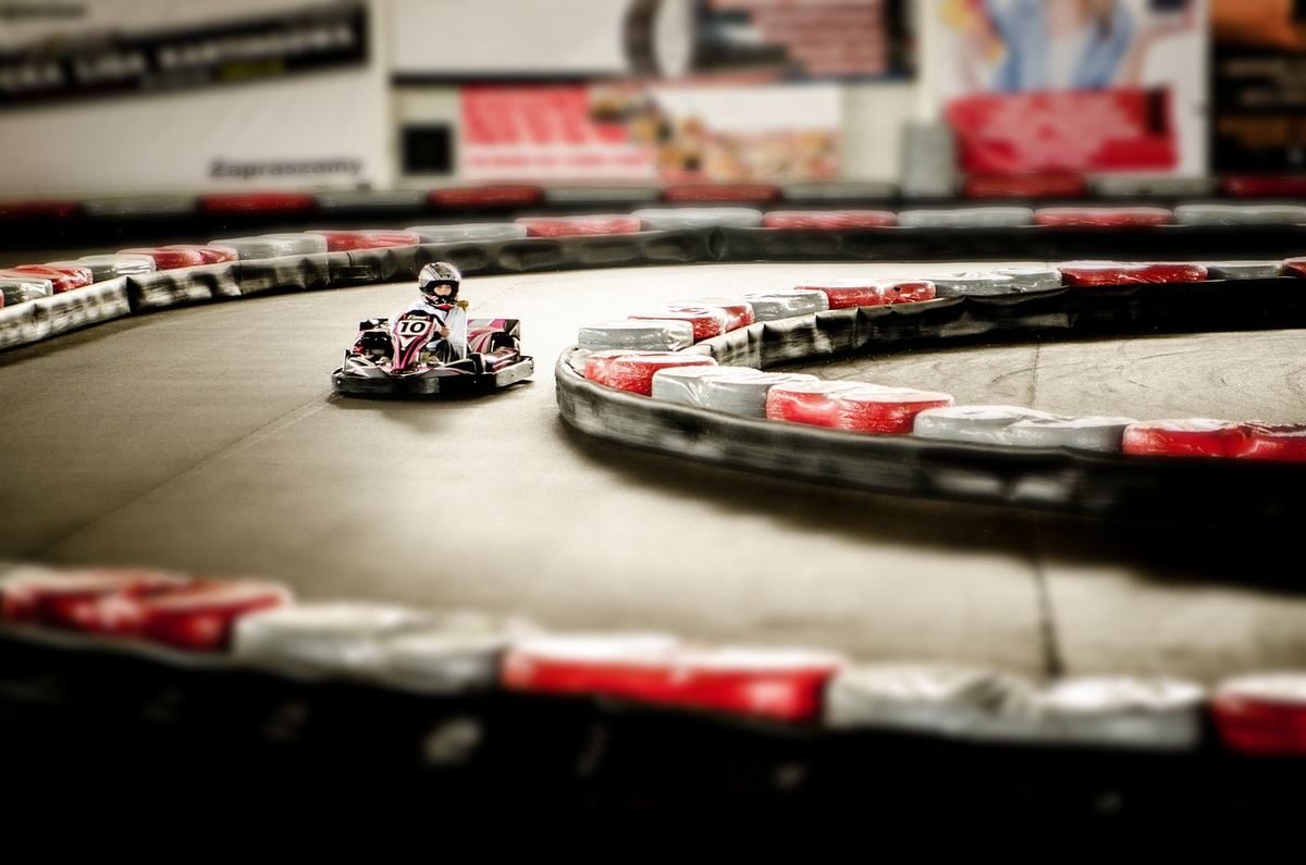 Karting indoor débutant : la checklist ultime avant de rouler