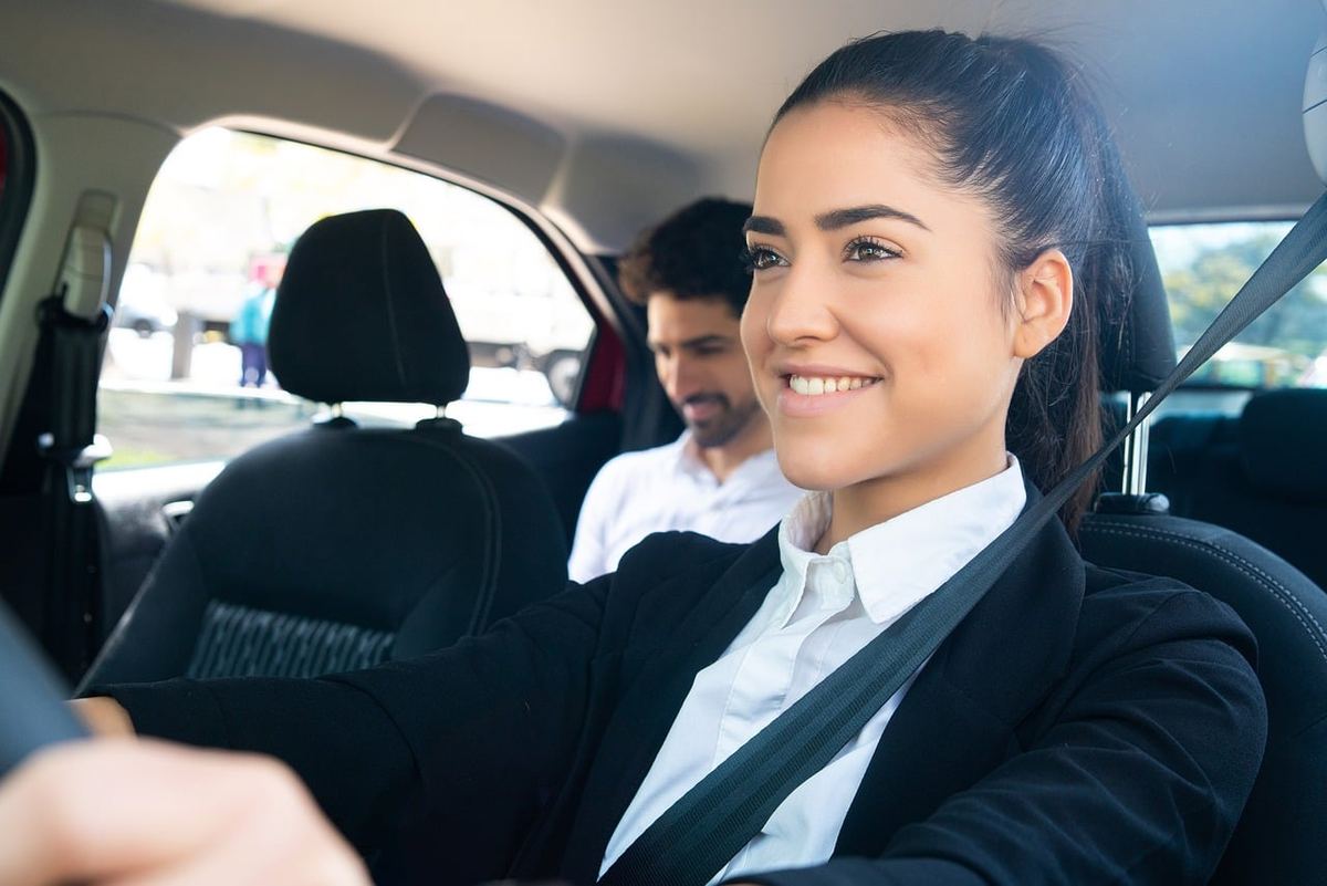 Chauffeur de taxi au volant de son véhicule