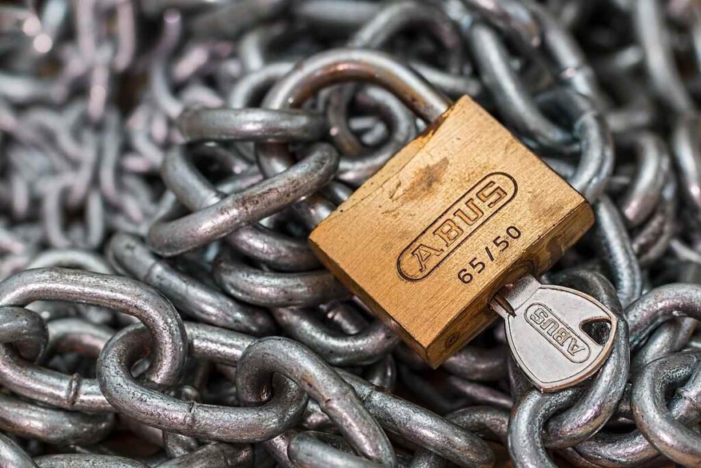 Clé et cadenas en bronze sur une chaîne métallique