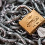 Clé et cadenas en bronze sur une chaîne métallique