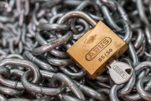 Clé et cadenas en bronze sur une chaîne métallique
