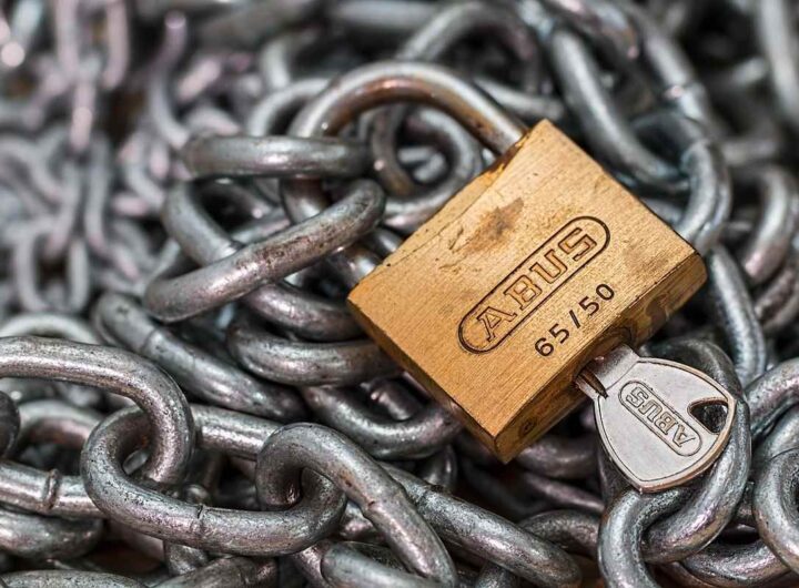 Clé et cadenas en bronze sur une chaîne métallique