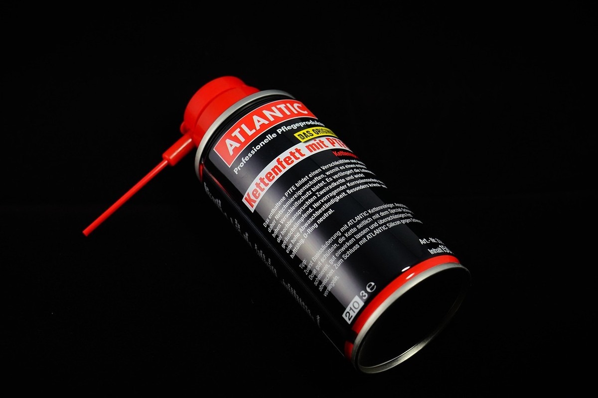 Aérosol noir rouge avec goulot rouge et étiquette Aérosol noir rouge avec goulot rouge et étiquette