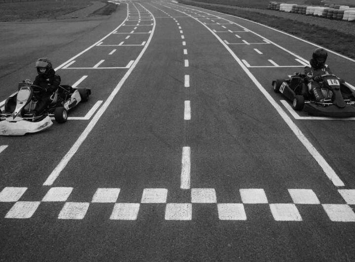 Deux kartingistes pilotent leurs kart à la ligne d'arrivée