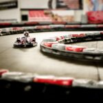 Un kart dérive dans un virage de circuit intérieur