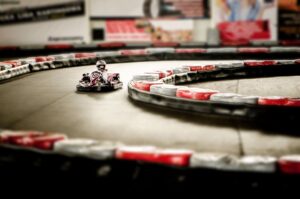 Un kart dérive dans un virage de circuit intérieur