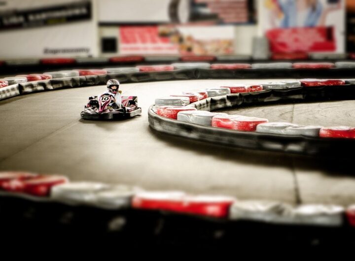 Un kart dérive dans un virage de circuit intérieur